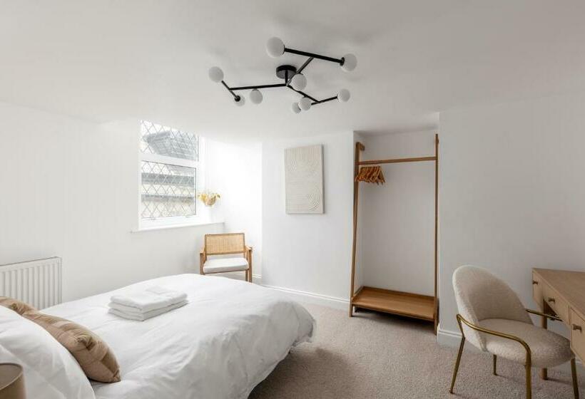 Luxe Design Heart Of Rothbury Sleeps 8!