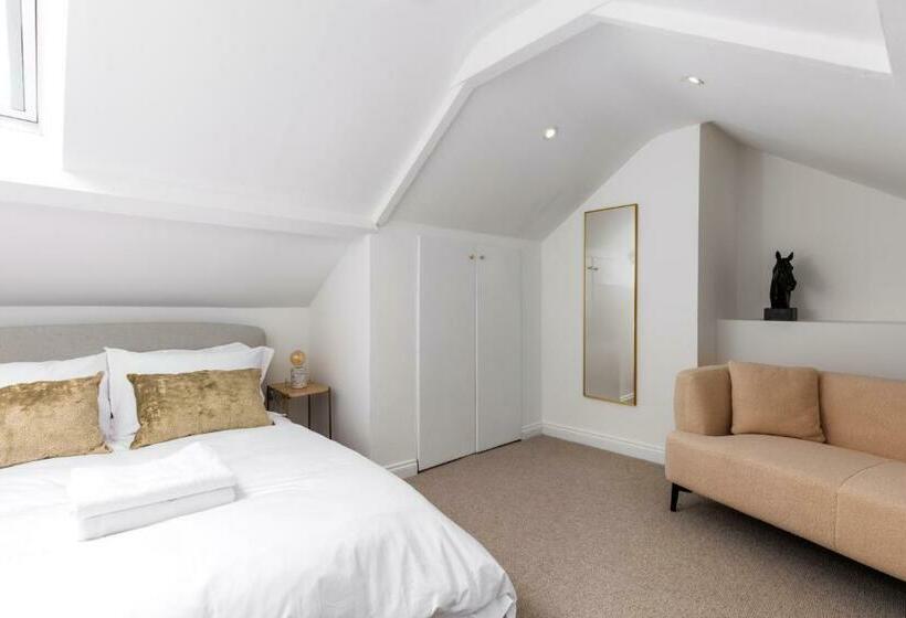 Luxe Design Heart Of Rothbury Sleeps 8!