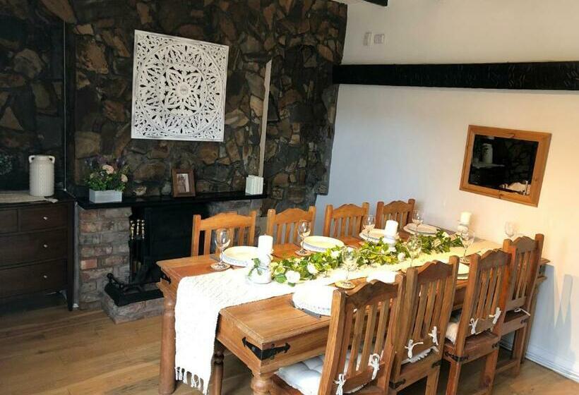 Cosy Rustic 3 Bed Cottage, Great Train Links