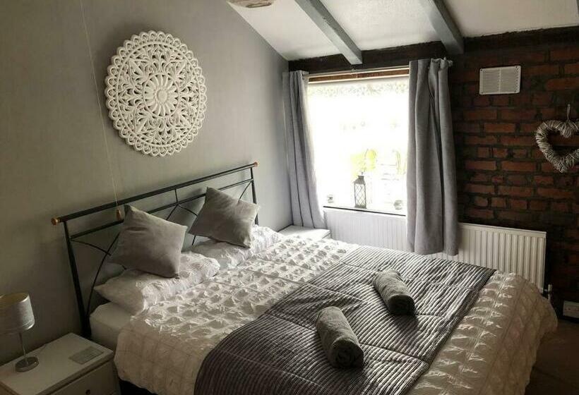 Cosy Rustic 3 Bed Cottage, Great Train Links