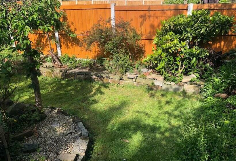 Cosy Rustic 3 Bed Cottage, Great Train Links