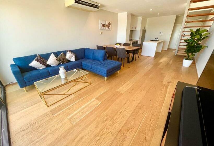 Luxury St Kilda Townhouse In The Sky