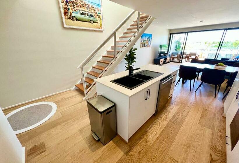Luxury St Kilda Townhouse In The Sky