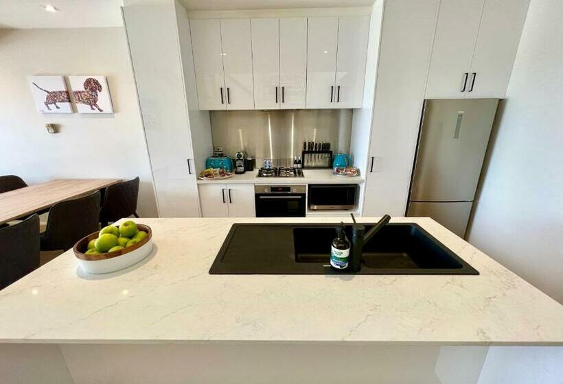 Luxury St Kilda Townhouse In The Sky