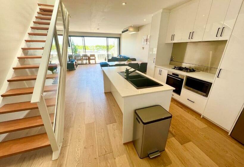 Luxury St Kilda Townhouse In The Sky