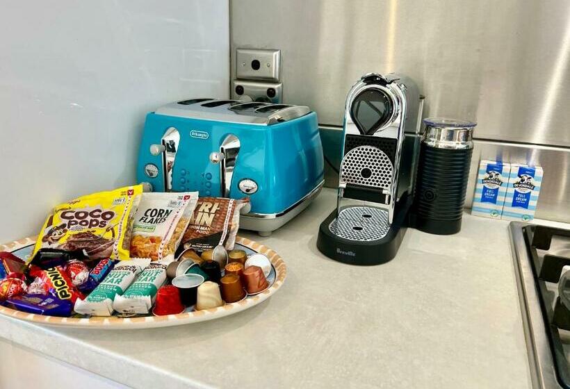 Luxury St Kilda Townhouse In The Sky