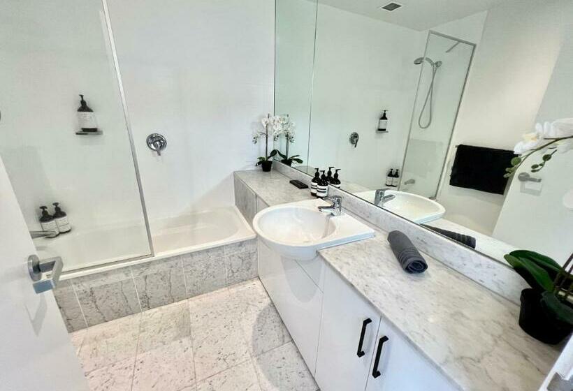 Luxury St Kilda Townhouse In The Sky