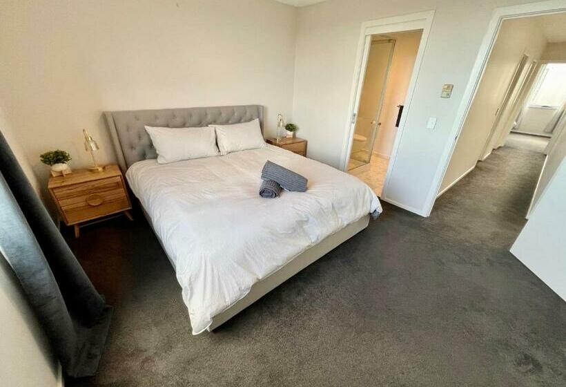 Luxury St Kilda Townhouse In The Sky