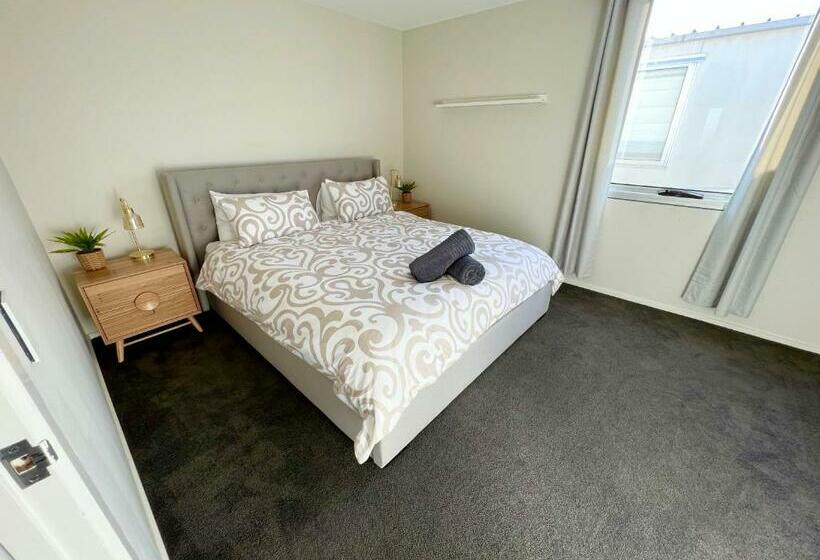 Luxury St Kilda Townhouse In The Sky