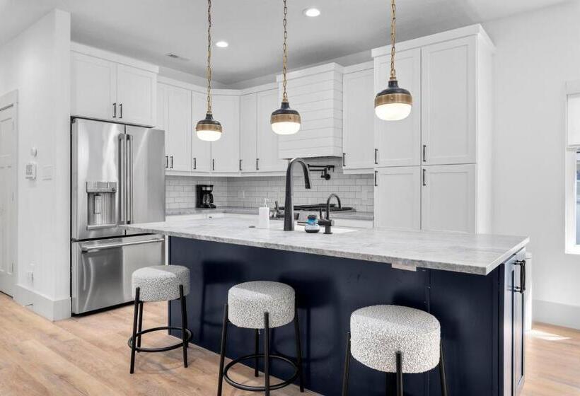 New Mountain Retreat With Hot Tub & Putting Green