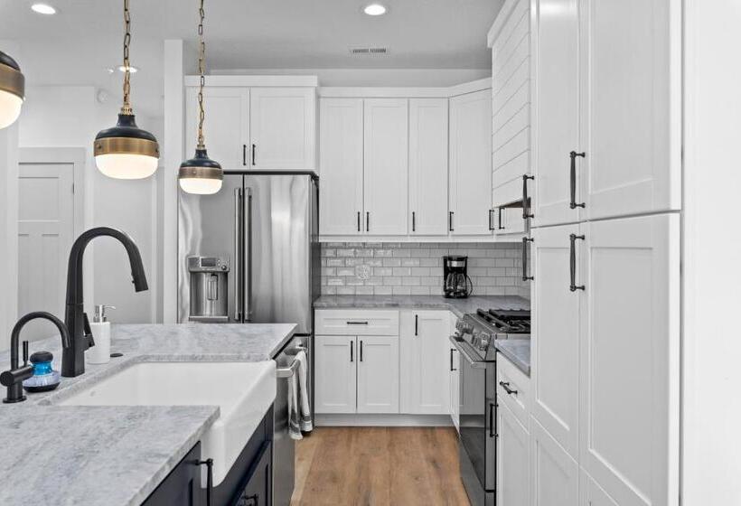 New Mountain Retreat With Hot Tub & Putting Green