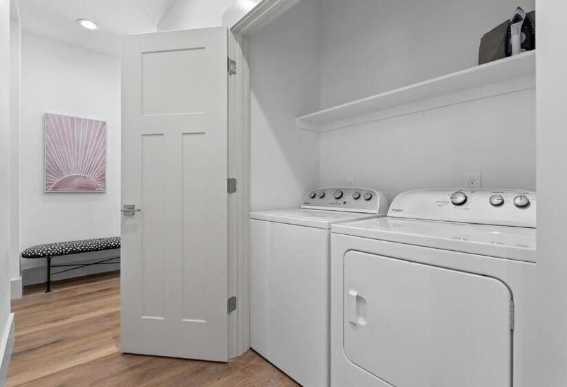 New Mountain Retreat With Hot Tub & Putting Green