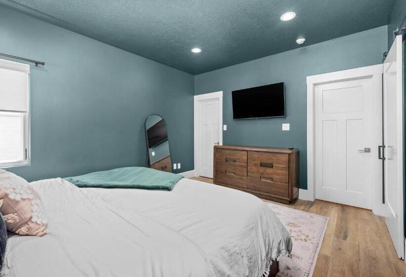 New Mountain Retreat With Hot Tub & Putting Green