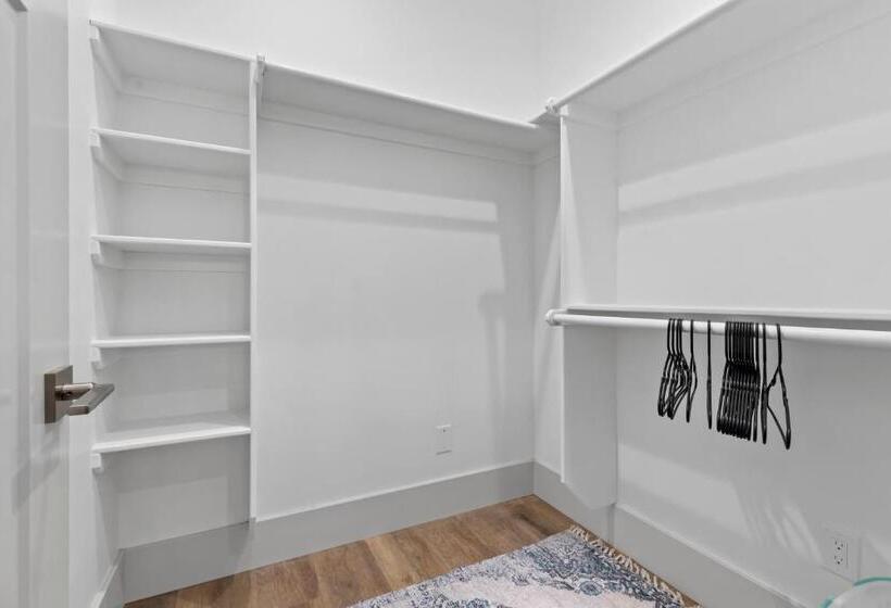 New Mountain Retreat With Hot Tub & Putting Green