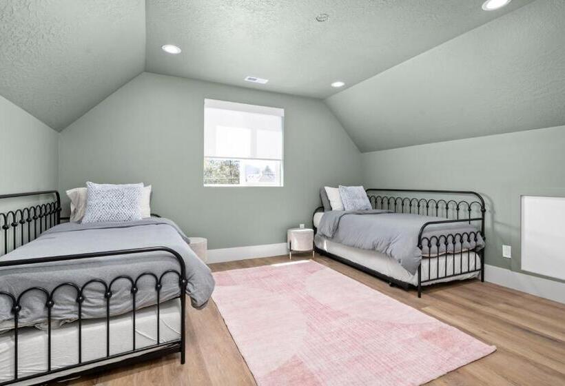 New Mountain Retreat With Hot Tub & Putting Green