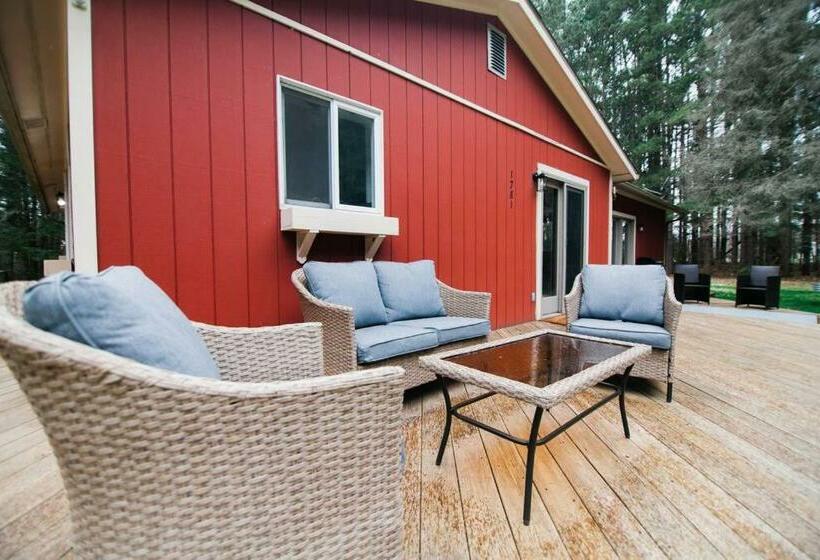 Private Beulah Cabin 10 Min To Crystal Lake Two King Beds