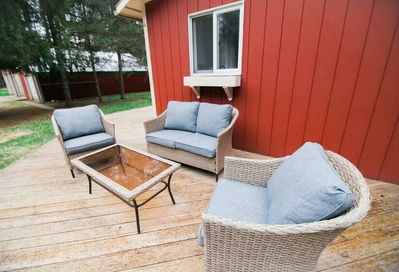 Private Beulah Cabin 10 Min To Crystal Lake Two King Beds