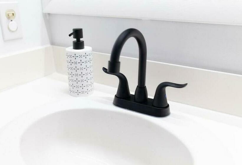 Private Beulah Cabin 10 Min To Crystal Lake Two King Beds