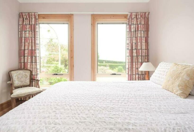 Rural Apartment With Stunning Views!