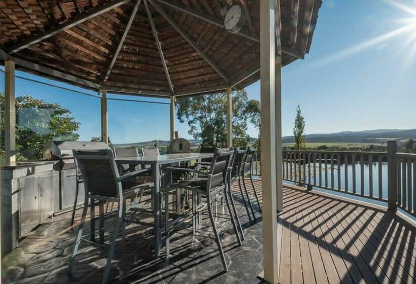 Rural Apartment With Stunning Views!