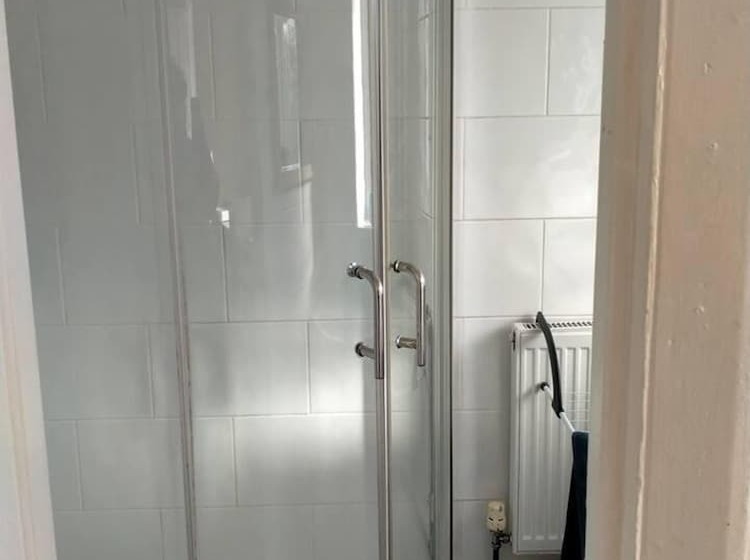 Spacious 3bed House In Walsall With Parking Onsite