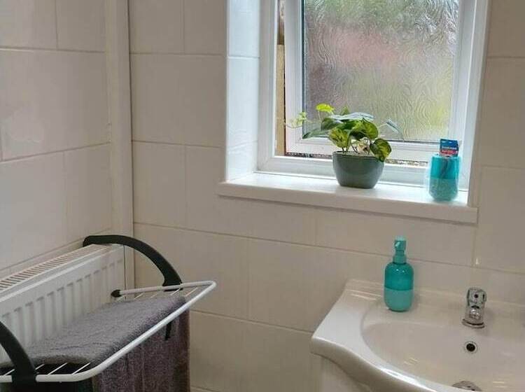 Spacious 3bed House In Walsall With Parking Onsite