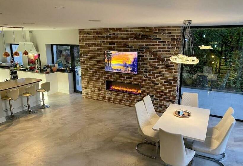 Stunning 5 Bed House In Surrey Minimum Stay 5 Nights