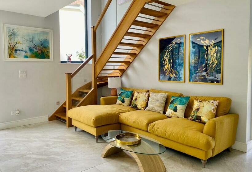 Stunning 5 Bed House In Surrey Minimum Stay 5 Nights