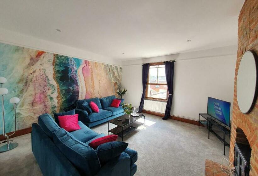 Stylish City Centre Apartment On The Kings Mile