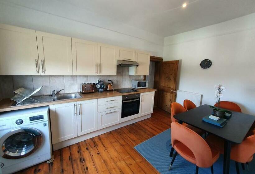Stylish City Centre Apartment On The Kings Mile