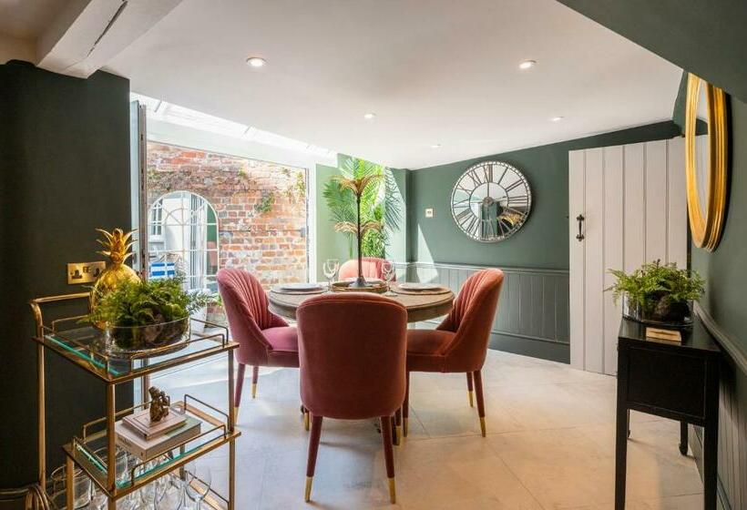 The Palm Cottage Marlow