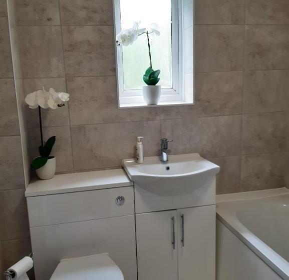 Cheerful Home Close To The City And Peak District