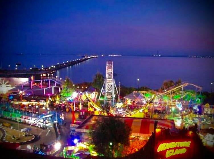 Cheerful Town House With Infared Sauna By The Sea