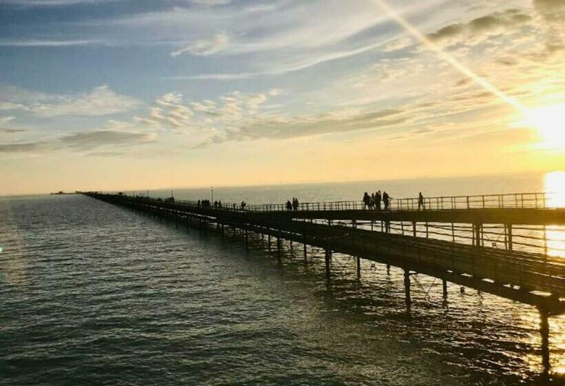 Cheerful Town House With Infared Sauna By The Sea