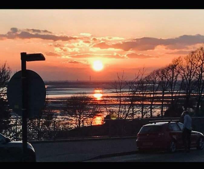 Cheerful Town House With Infared Sauna By The Sea