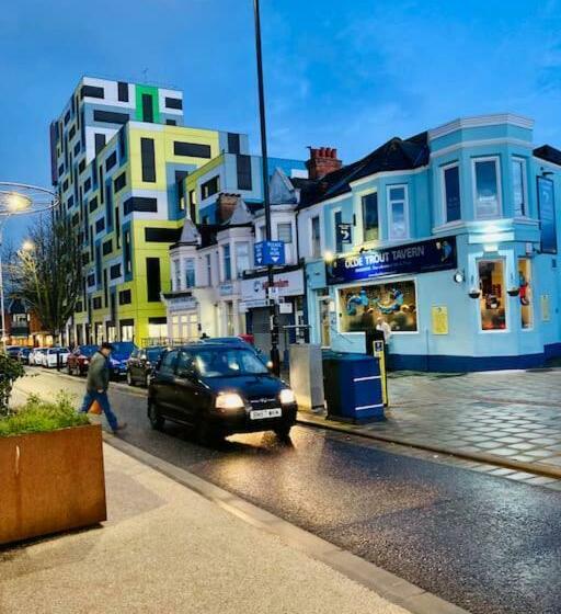 Cheerful Town House With Infared Sauna By The Sea