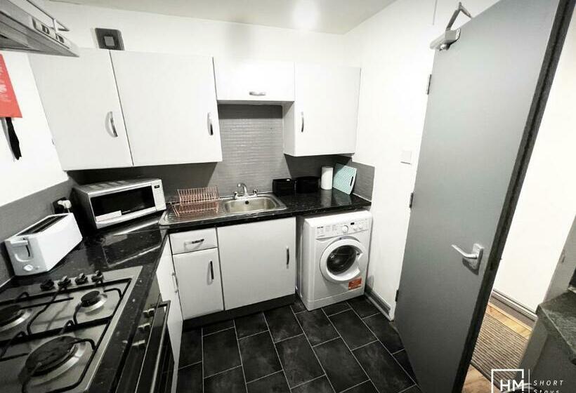 Enfield House Beautiful 2 Bed Good Transport Free Parking