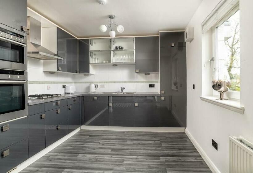 Executive Apartment, Free Parking, West End