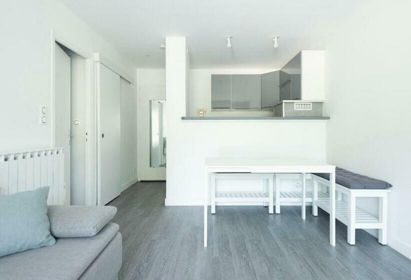 Nice 40m Refurbished Near Center And The Beach