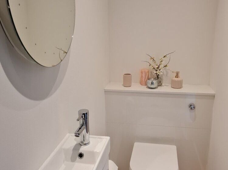 Penlea ~ 1 Bedroom Flat With Harbour View