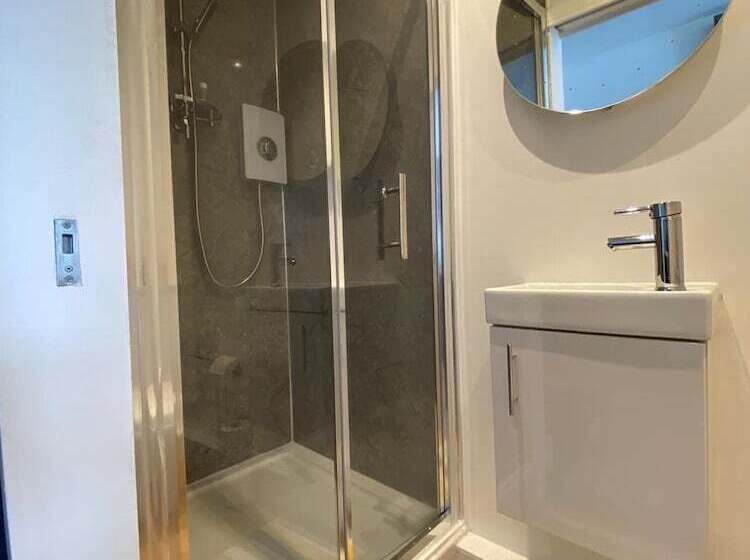 Penlea ~ 1 Bedroom Flat With Harbour View