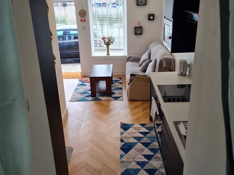 Penlea ~ 1 Bedroom Flat With Harbour View