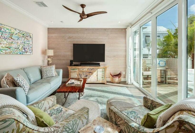 Southernmost View  Pool & Water Views