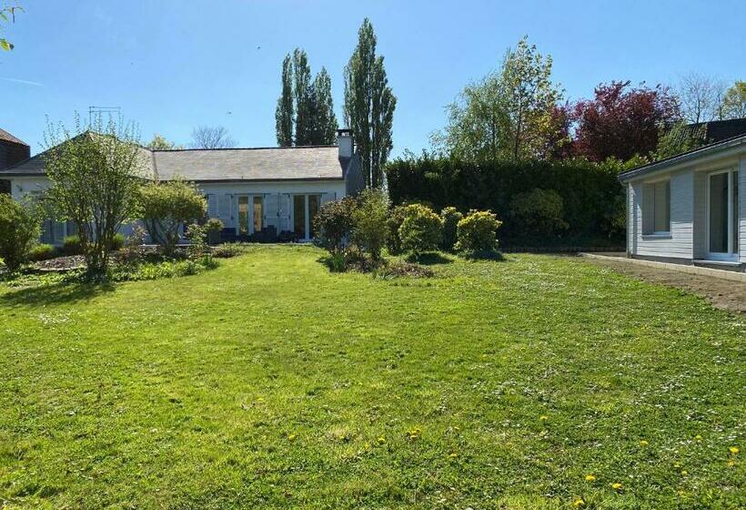 Villa Entourée De Verdure Avec Parking Privé