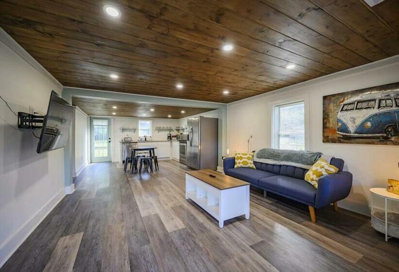 3 Bed 2 Bath Renovated Home Near The Lake