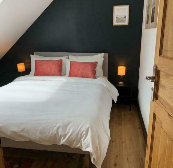 Sur Les Hauteurs De Locronan