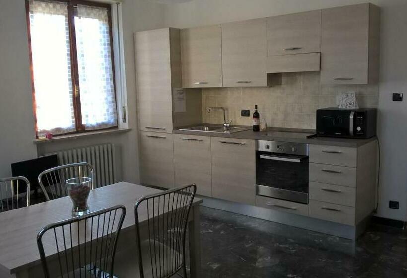 Casa Nebieu In Edificio Indipendente Nel Centro Di Monforte