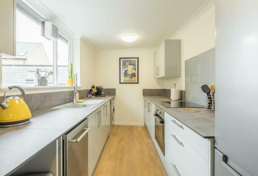 Fabulous Large Apartment For 7 Central Cambridge