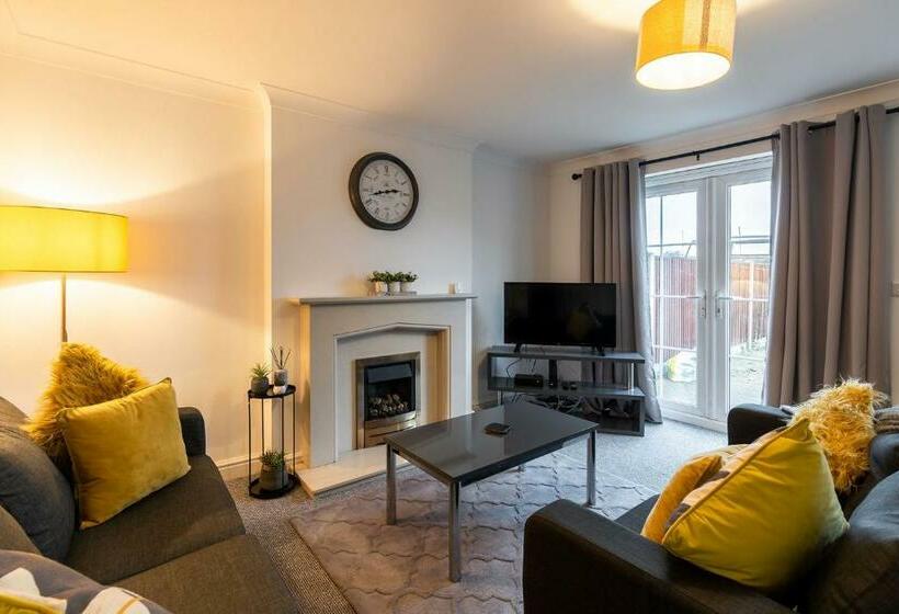 Large Family Property & Central Location & Free Parking