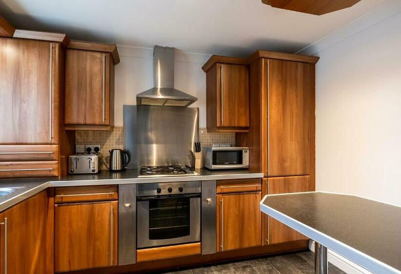 Large Family Property & Central Location & Free Parking